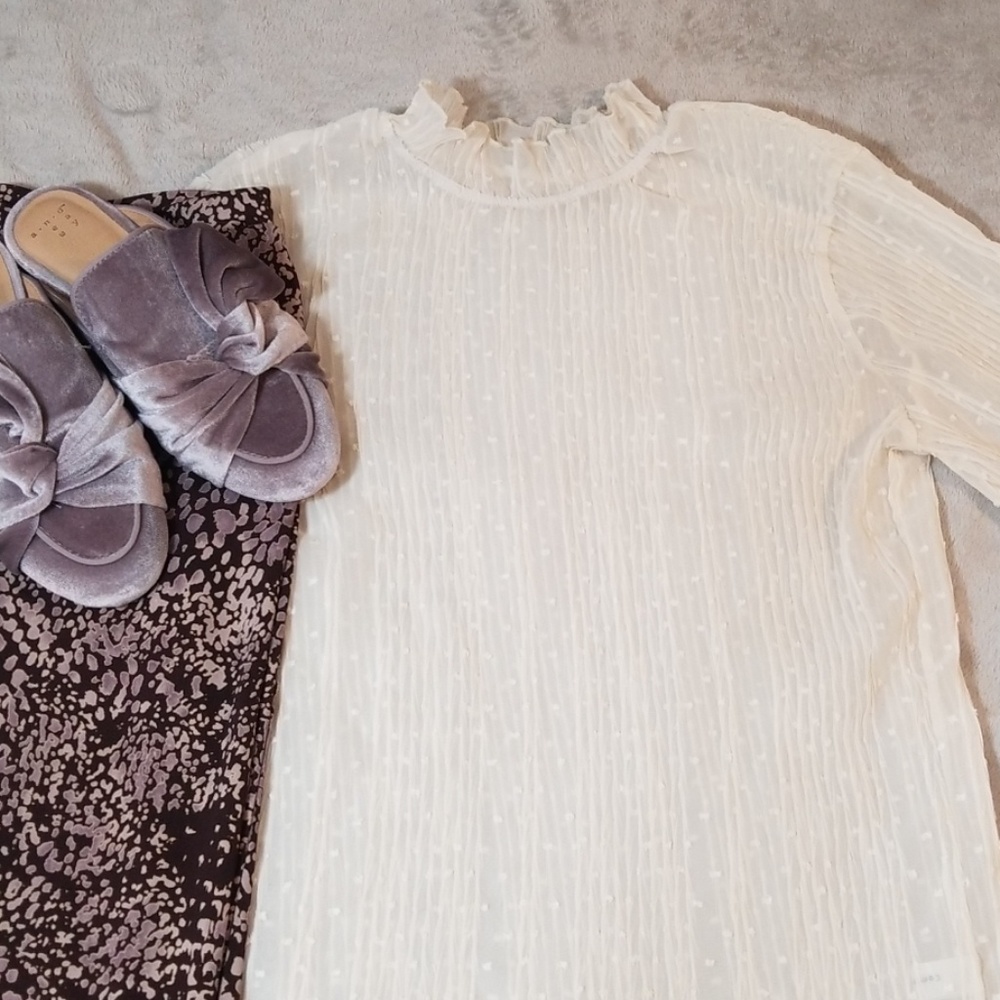 Command.S Size Medium Ruffled Neckline - image 1